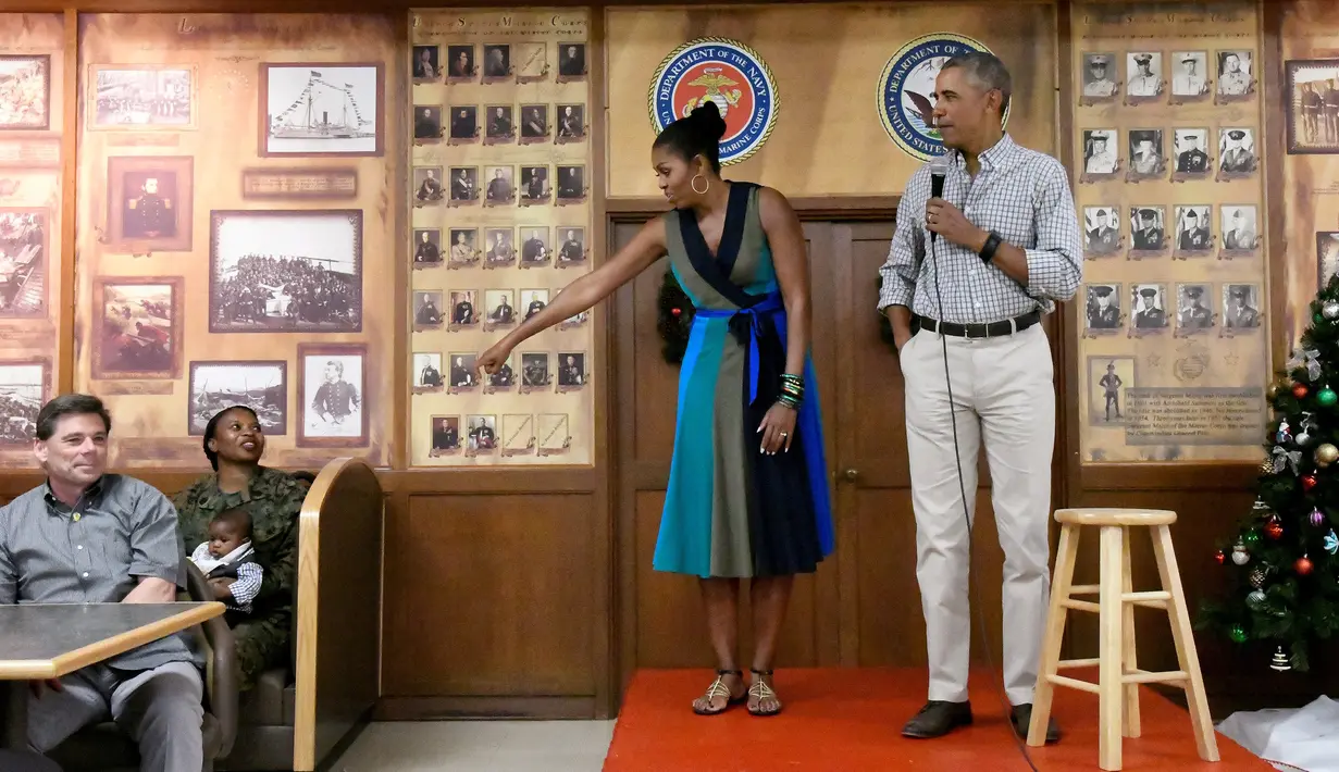 Presiden AS Barack Obama bersama ibu negara Michelle Obama menyapa anggota Marine Corps Base Hawaii saat memberikan pidato pada perayaan Natal di Kaneohe Bay, Hawaii (25/12). (REUTERS/Hugh Gentry)