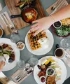Saat ini banyak restoran yang memberikan makanan pada customer yang sedang berulang tahun (Foto: Unsplash.com/Ali Inay)