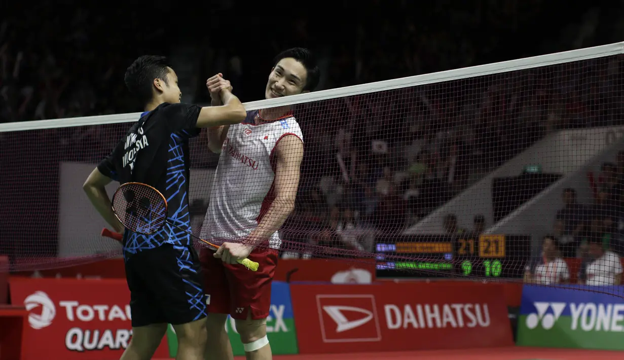 Tunggal putra Indonesia, Anthony Ginting, bersalaman dengan tunggal Jepang, Kento Momota, pada Indonesia Masters 2019 di Istora Senayan, Jakarta, Jumat (25/1). Ginting gagal lolos ke semifinal. (Bola.com/Yoppy Renato)