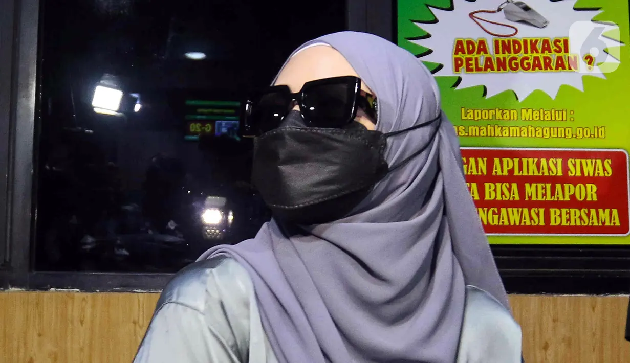 Ekspresi selebriti Nathalie Holscher saat menghadiri sidang perceraian dengan komedian Entis Sutisna atau lebih dikenal Sule di Pengadilan Agama (PA) Cikarang, Jawa Barat, Rabu (20/7/2022). Nathalie Holscher dan Sule datang ke PA Cikarang untuk menghadiri sidang perdana perceraian yang beragendakan pemeriksaan berkas dan mediasi. (Liputan6.com/Herman Zakharia)
