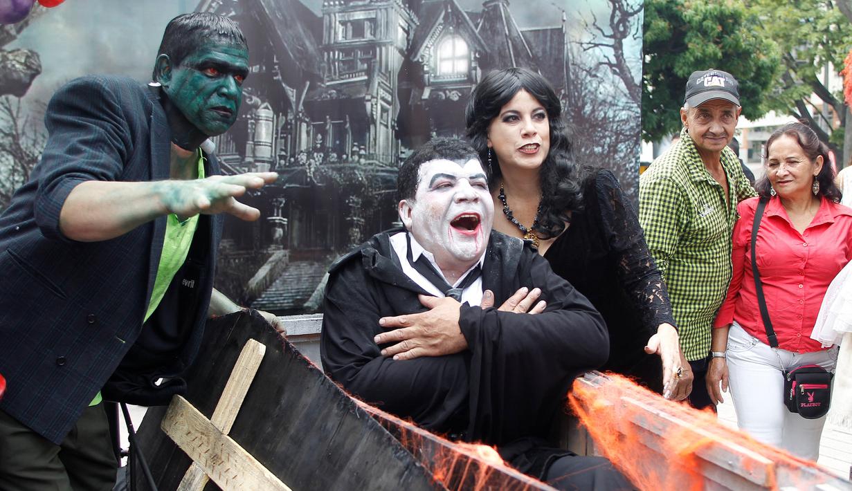 Sejumlah warga berkostum karakter TV "The Munsters," berpose dalam acara Hari Malas Sedunia di Ibague, Kolombia, (14/8). Peti mati sebagai pengganti tempat tidur di Hari Malas Sedunia. (REUTERS/Fredy Builes)