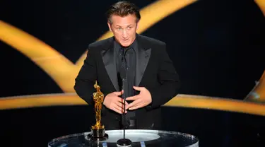 Peran sebagai seorang homoseks membawa Sean Penn meraih Oscar untuk kategori aktor terbaik tahun 2009. Penn dengan perannya di MILK, berhasil mengalahkan pesaing beratnya, Mickey Rourke di film THE WRESTLER. (AP Photo/Mark J. Terrill)