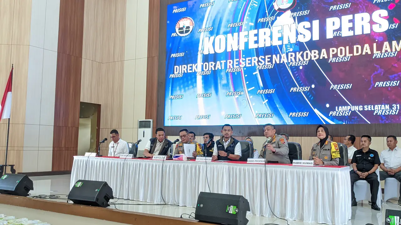 Kapolda Lampung dan Dirtipid Narkoba Bareskrim Polri ungkap kasus di Mapolda Lampung. Foto: (Liputan6.com/Ardi)