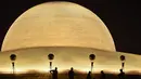 Sejumlah biksu bersiap untuk melakukan ritual Makha Bucha Day di kuil Wat Dhammakaya, Bangkok, Thailand (11/2). Upacara tersebut dilakukan pada malam bulan Purnama. (AFP/Lillian Suwanrumpha)