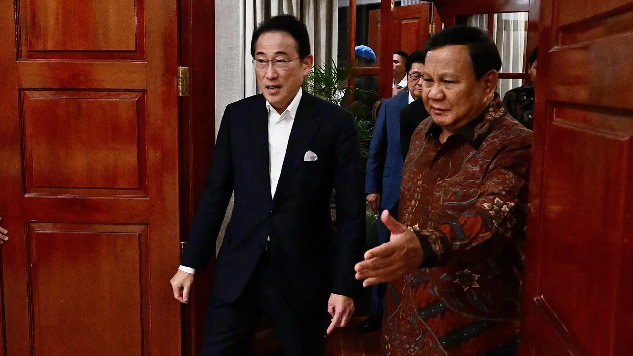 Presiden Prabowo Subianto menerima kunjungan Utusan Khusus Perdana Menteri Jepang, yang juga mantan Perdana Menteri Jepang, Fumio Kishida, di kediamannya, Kertanegara, Jakarta