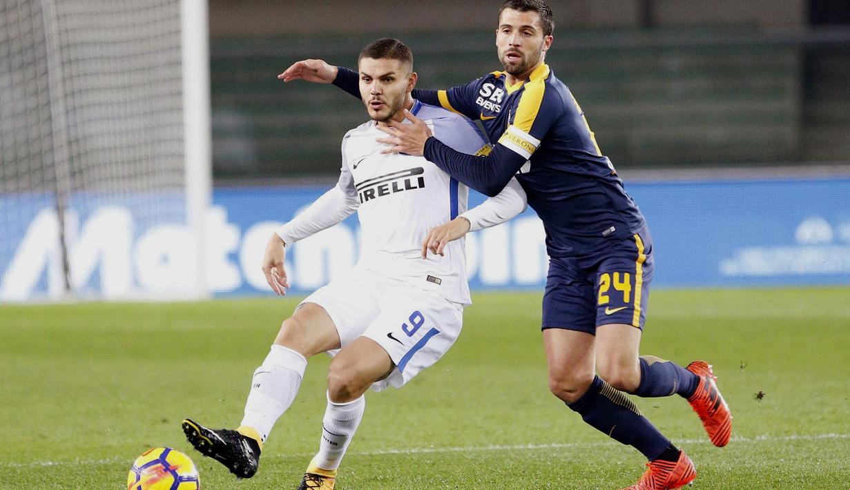 Pemain Inter Milan, Mauro Icardi (kiri) berusaha melewati adangan pemain Verona, Daniel Bessa pada laga Serie A di Bentegodi stadium, Verona, (30/10/2017). Inter Milan menang 2-1. (Filippo Venezia/ANSA via AP)