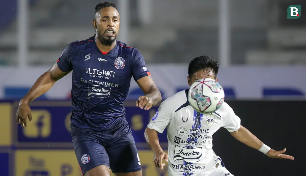 Pemain Arema FC, Carlos Fortes (kiri) berebut bola dengan gelandang PSIS Semarang, Fredyan Wahyu saat laga pekan keempat BRI Liga 1 2021/2022 di Stadion Madya, Jakarta. Arema FC harus puas bermain imbang tanpa gol saat bersua PSIS Semarang. (Bola.com/Bagaskara Lazuardi)