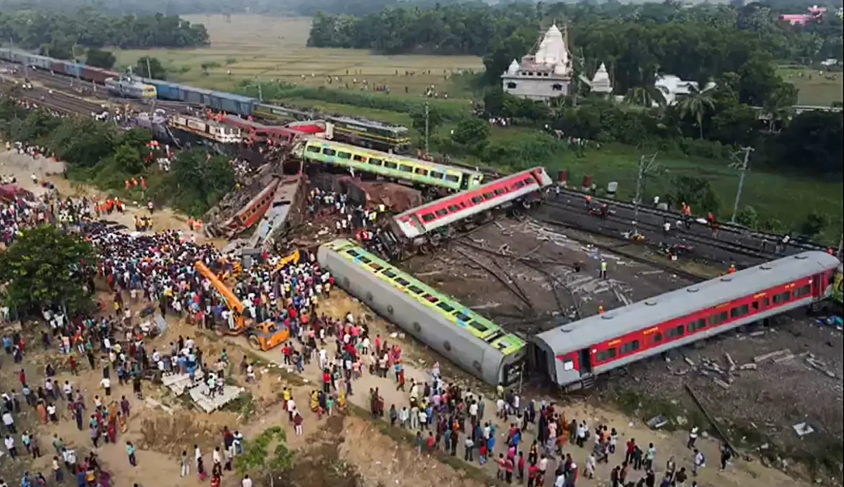 Orang-orang berkumpul di lokasi kecelakaan tabrakan tiga kereta di dekat Balasore, sekitar 200 km (125 mil) dari ibu kota negara bagian Bhubaneswar di negara bagian timur Odisha. (Jayanta SHAW/AFPTV/AFP)