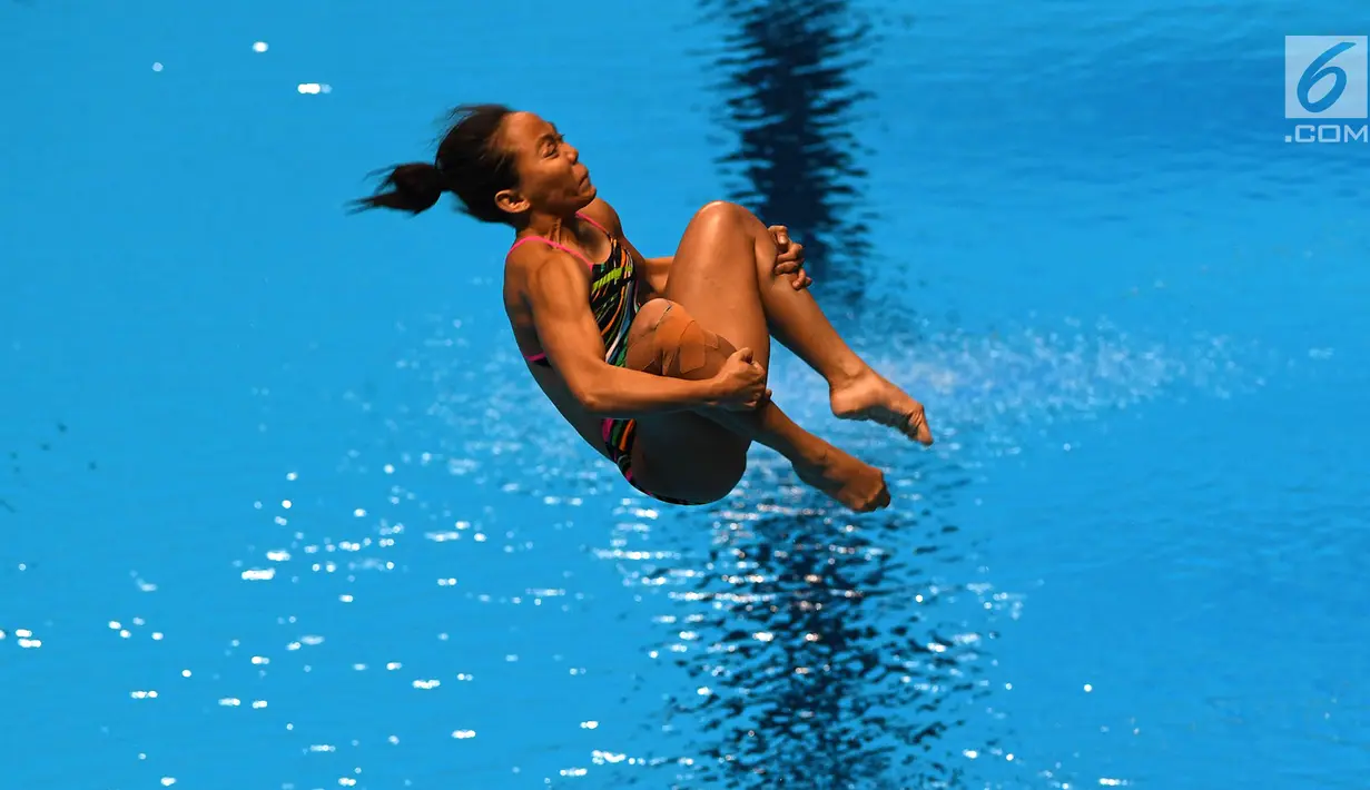 Atlet loncat indah saat tampil di final springboard 1m putri Asian Games 2018, Aquatic Centre, GBK, Jakarta, Jumat (31/8). Nomor ini dimenangkan oleh Wang Han asal China yang berhasil mendapatkan total skor 323.55. (Merdeka.com/Imam Buhori)