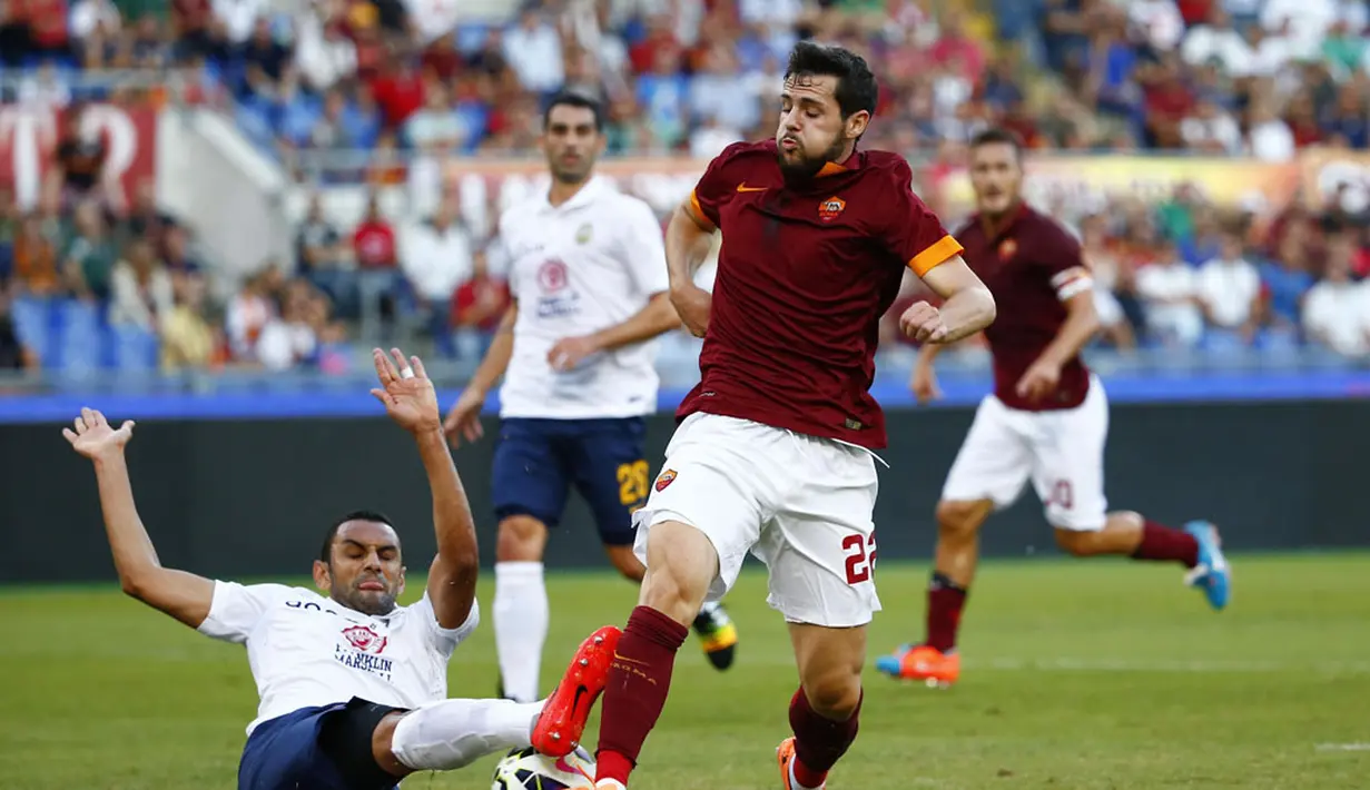 Penyerang AS Roma, Mattia Destro (kanan), mencoba menghindari tackling Rafael Marquez (Hellas Verona) saat berlaga dilanjutan Serie A Italia di Stadion Olimpiade, Roma (27/9/2014). AS Roma unggul dua gol atas Hellas Verona. (REUTERS/Tony Gentile)