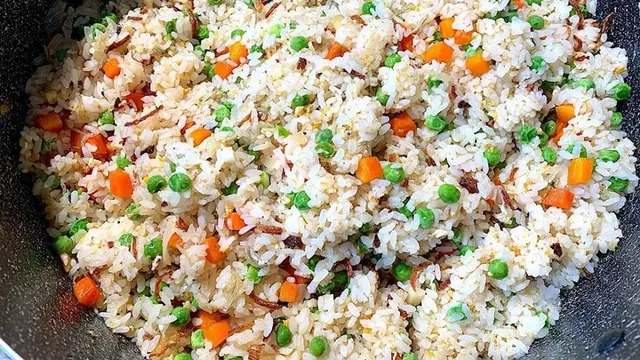 Memasak nasi goreng dengan kacang polo