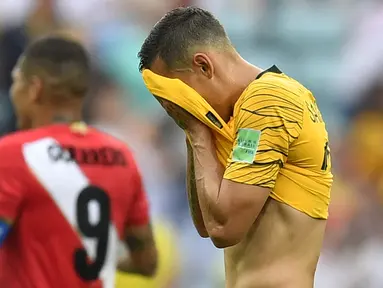 Bek Australia, Trent Sainsbury, tampak kecewa usai dikalahkan Peru pada laga grup C Piala Dunia di Stadion Fisht, Sochi, Selasa (26/6/2018). Peru menang 2-0 atas Australia. (AP/Martin Meissner)