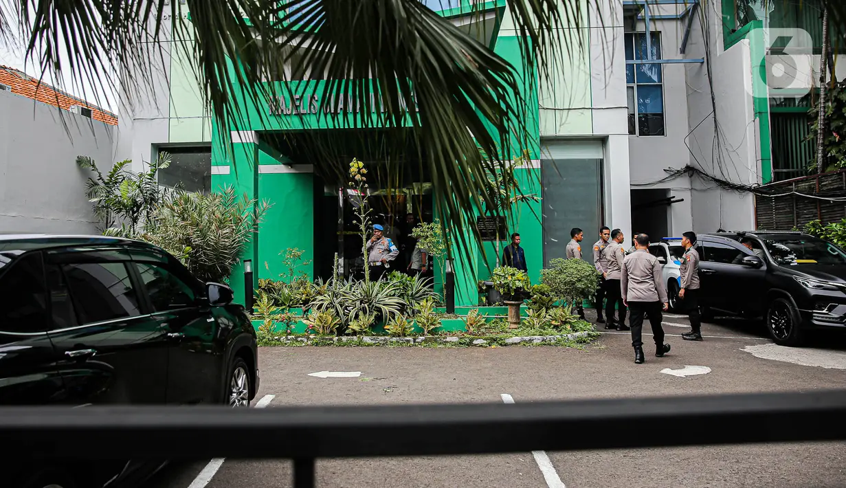 Kapolda Metro Jaya Irjen Karyoto juga telah hadir di lokasi kejadian ditemani oleh Direktur Reserse Kriminal Umum Kombes Hengki Haryadi, dan Kapolres Metro Jakarta Pusat. (Liputan6.com/Faizal Fanani)
