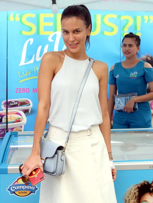 Di sela-sela kesibukannya, perempuan 47 tahun selalu meluangkan waktu untuk memiliki quality time dengan dua anaknya. Terlebih putri keduanya sedang beranjak besar. (Nurwahyunan/Bintang.com)