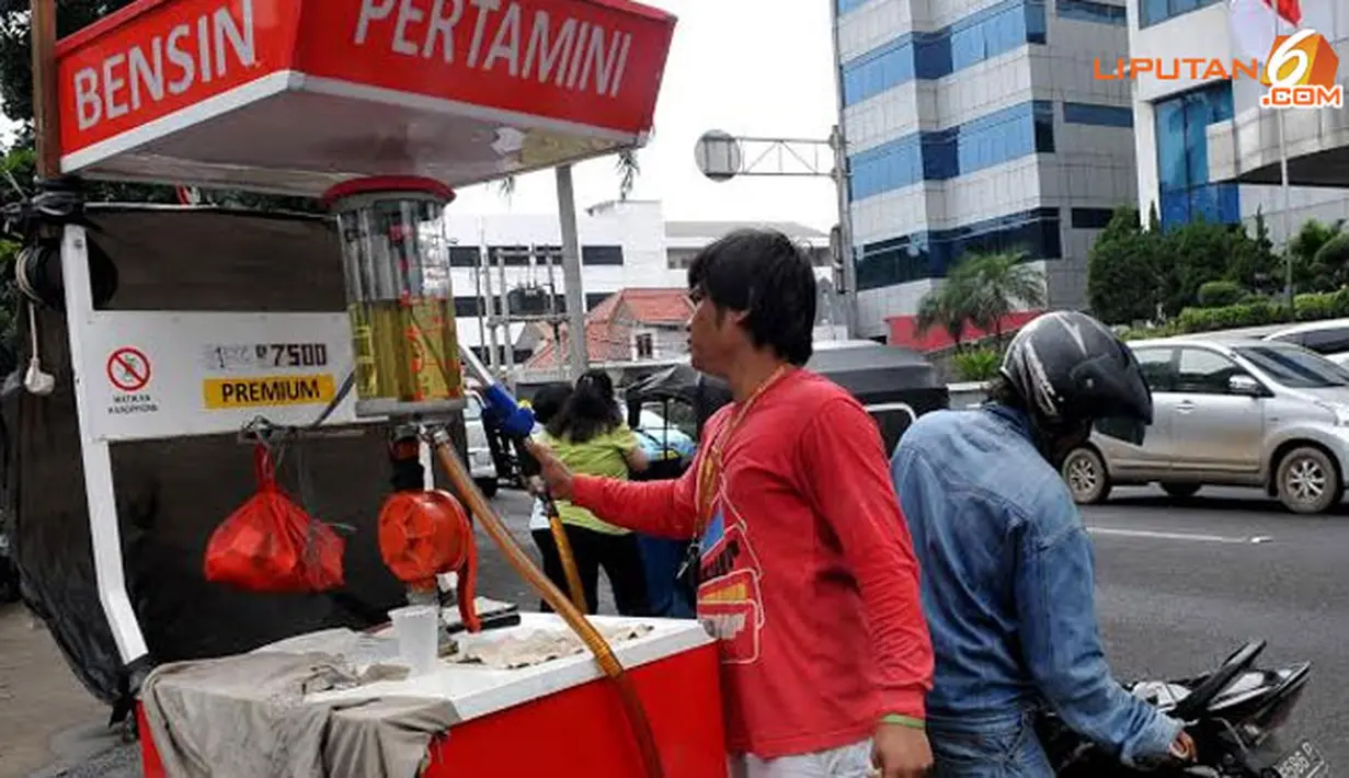 Dari tabung itu bensin kemudian dialirkan melalui selang untuk diisikan pada pembeli (Liputan6.com/Johan Tallo)