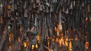 Ratusan senjata ilegal yang berhasil disita pihak keamanan Kenya dibakar di Kajiado County, Kenya (15/11). Pembakaran ini adalah upaya pemerintah Kenya untuk mengurangi tindak kejahatan yang mengunakan senjata api. (AFP/Tony Karumba)