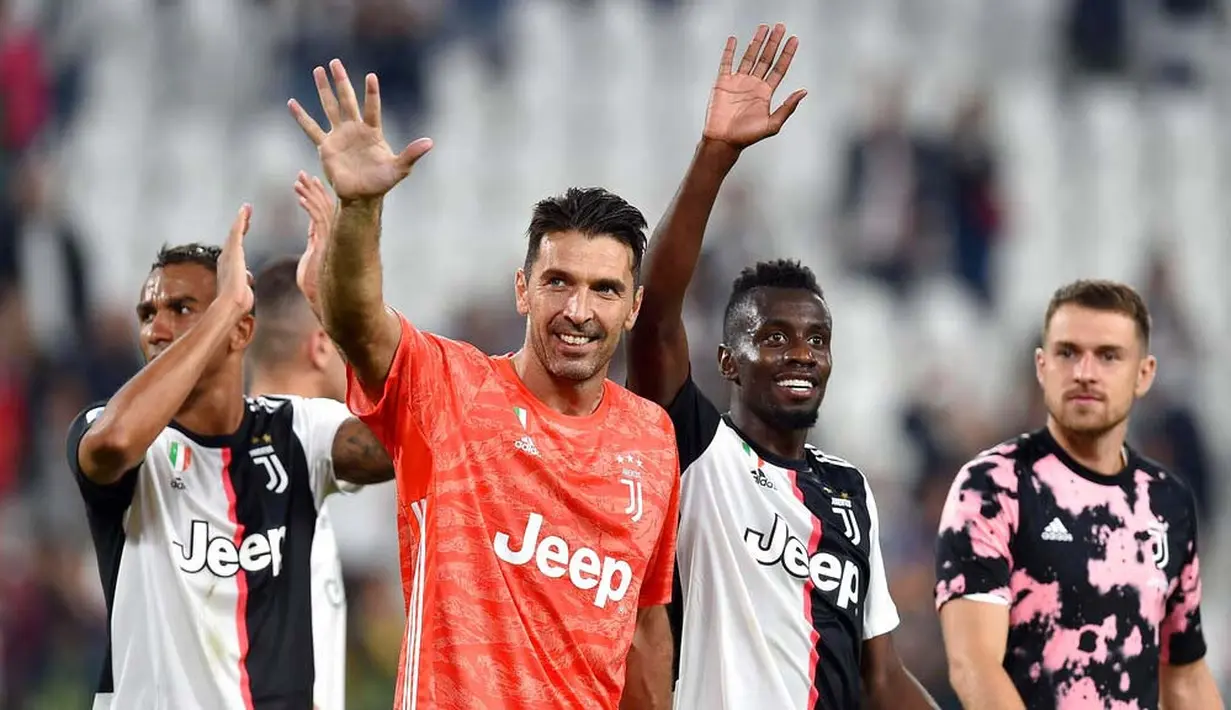 Para pemain Juventus merayakan kemenangan atas Verona pada laga Serie A di Stadion Juventus, Sabtu (21/9/2019). Juventus menang 2-1 atas Verona. (AP/Alessandro Di Marco)