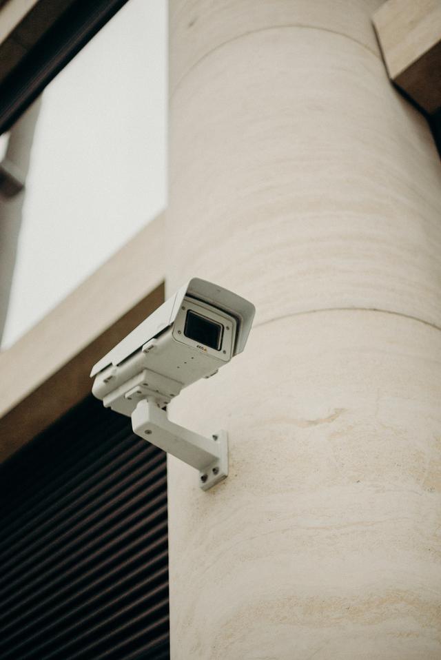 8. Aktifkan Sistem Keamanan (CCTV, Alarm)