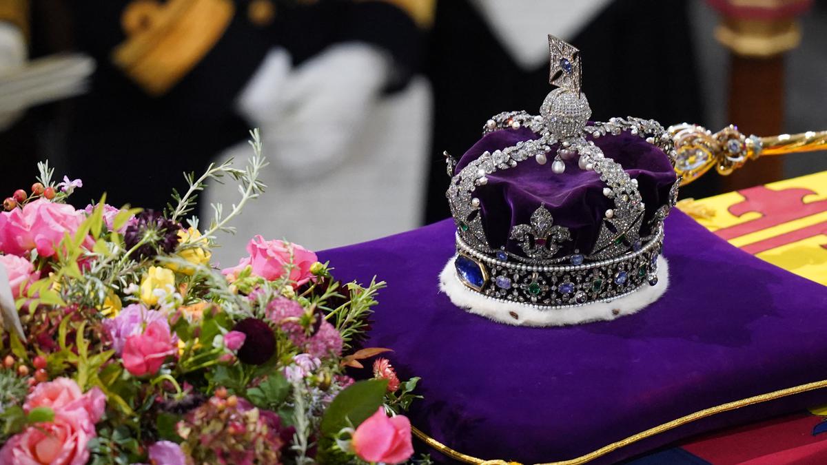 Mahkota Kerajaan Inggris Dilempari Puding dan Remahan Apel, 4 Orang Ditangkap