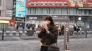 Audi Marissa tampil memukau dengan gaya preppy chic yang memadukan palet warna cokelat dan biru muda. Sebagai luaran, ia mengenakan puffer jacket crop berkerah, dipadukan sempurna dengan vest, kemeja, mini skirt, dan thermal stocking yang memberikan sentuhan elegan sekaligus stylish. [@audimarissa].