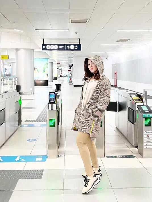 Sudah punya tiga anak, Dhena Devanka terlihat semakin cantik dan menarik [instagram/dhenaaldhaliadevanka]