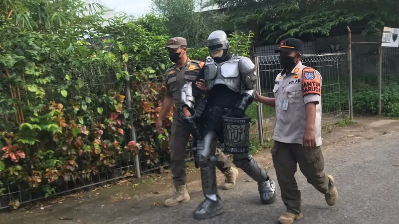 Satpol PP Depok mengamankan PPKS yang mengenakan kostum Robocop di Jalan Juanda, Kota Depok. (Istimewa)