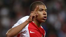 Striker Monaco, Kylian Mbappe, merayakan gol yang dicetaknya ke gawanh St Etienne pada laga Liga Prancis di Stadion Stade Louis II, Monaco, Rabu (17/5/2017). (EPA/Sebastian Nogier)
