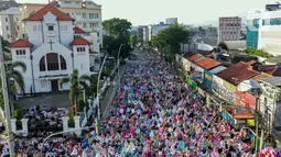 Ribuan umat Islam tumpah ruah melaksanakan salat Idul Fitri di sisi kanan dan kiri Gereja Koinonia Jatinegara, Jakarta Timur. (Liputan6.com/Angga Yuniar)