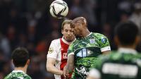 Bek Ajax asal Belanda, Daley Blind (kiri), berebut bola melawan bek PEC Zwolle Belanda, Gervane Kastaneer, pada pertandingan Eredivisie Belanda antara Ajax Amsterdam dan PEC Zwolle di Johan Cruijff ArenA di Amsterdam pada 30 April 2022. (MAURICE VAN STEEN/ANP/AFP)