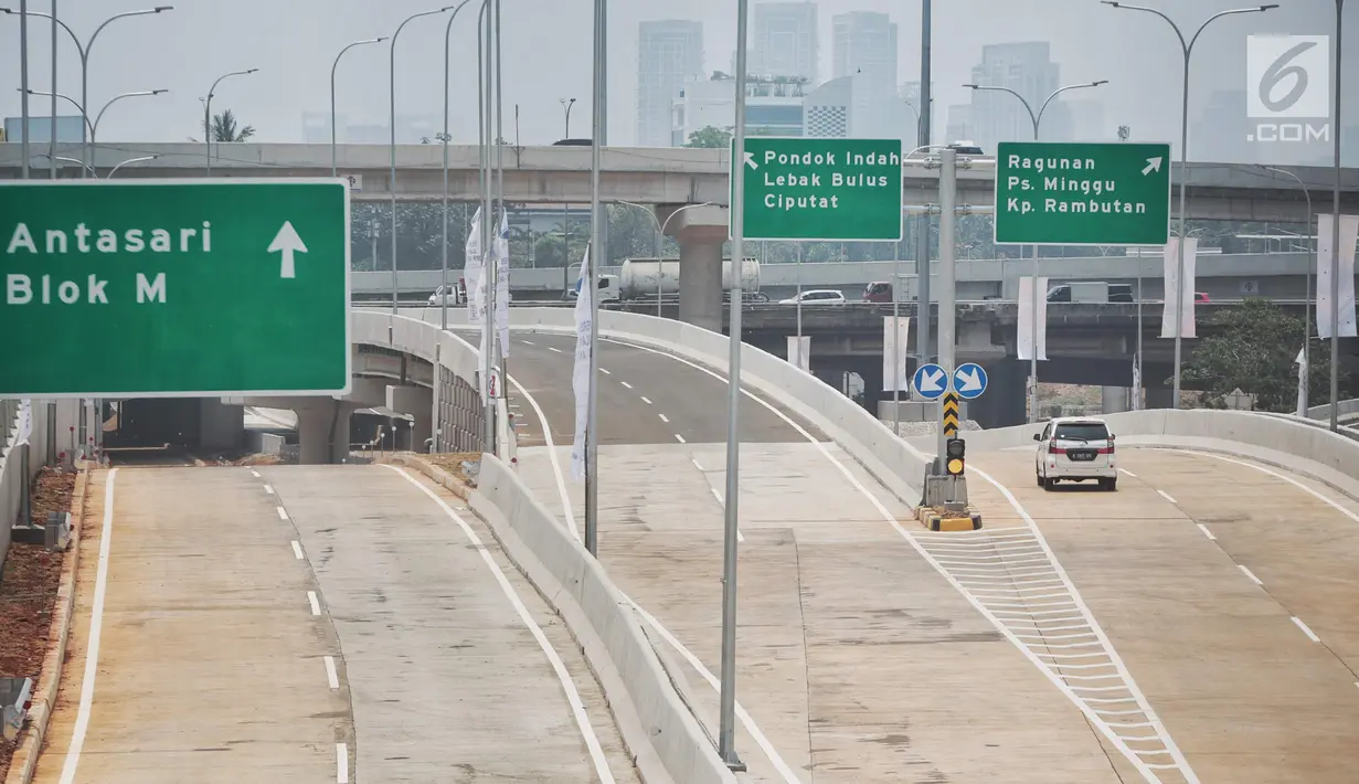 Kendaraan melintas di Tol Depok-Antasari seksi 1 usai diresmikan Presiden Joko Widodo kemarin (27/9) di Jakarta, Jumat (28/9). Sementara itu, selama seminggu ke depan, tarif tol Desari masih gratis. (Liputan6.com/Faizal Fanani)
