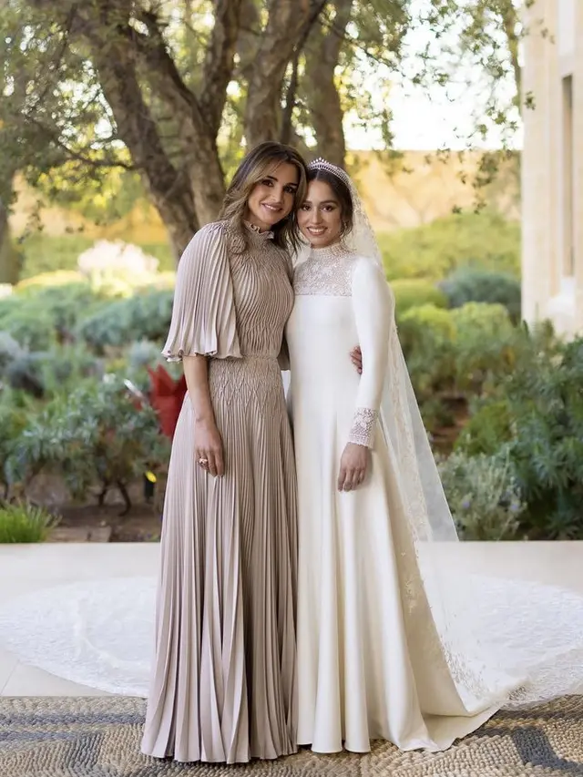 Putri Yordania Dibalut Gaun Putih dari Dior di Hari Pernikahan