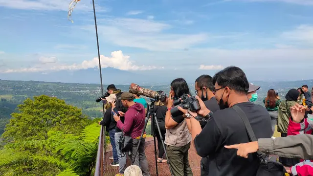 Biodiversity Warriors Yayasan KEHATI bersama Burung Indonesia mengamati jenis burung pemangsa (raptor) yang bermigrasi melintasi kawasan Puncak Bogor Jawa Barat, Sabtu 30 Oktober 2021. (Foto: Kehati)