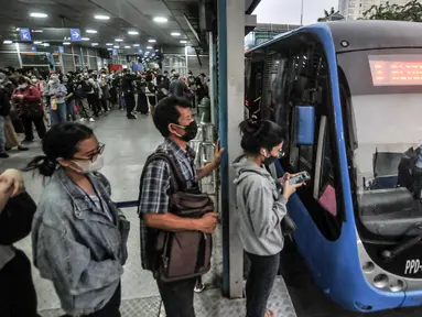 Calon penumpang bus Transjakarta antre untuk menaiki bus di Halte Harmoni, Jakarta, Selasa (10/5/2022). Penumpang bus Transjakarta kembali padat usai warga kembali beraktivitas pascalibur Lebaran. (merdeka.com/Iqbal S. Nugroho)