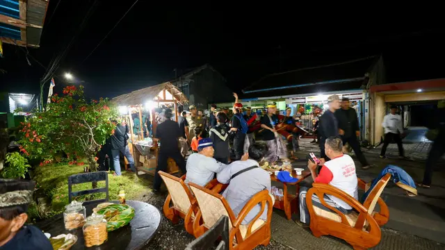 Ribuan masyarakat menikmati 1000 ribu kopi di Desa Kemiren, Banyuwangi, Jawa Timur.