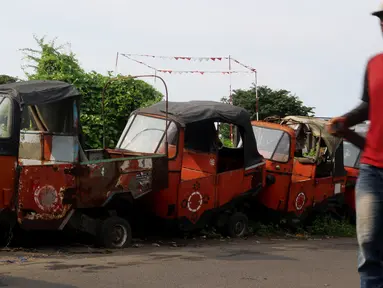 Sejumlah bangkai bajaj oranye tergeletak di kawasan Roxy, Jakarta Barat, Selasa (27/2). Seiring berkembangnya teknologi dan kebutuhan transportasi yang murah dan cepat, kini bajaj oranye sudah tak lagi digunakan. (Liputan6.com/JohanTallo)