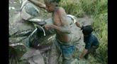 Niat jalan-jalan sore naik motor, dua bocah ini malah nyemplung ke sawah. (Source: aripitstop.com)