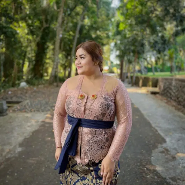Kebaya dengan Kesan Klasik dan Tradisional