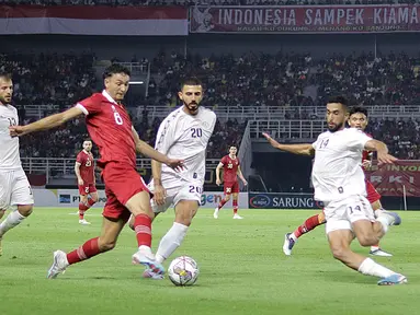 Pemain Timnas Indonesia, Ivar Jenner (kedua kiri), mengontrol bola dibayangi pemain Palestina, Samer S S Jondi (kanan) dalam pertandingan FIFA Matchday yang berlangsung di Gelora Bung Tomo, Rabu (14/6/2023). (Bola.com/Aditya Wany)