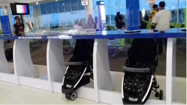 Peminjaman stroller bayi untuk penumpang di Bandara Sultan Aji Muhammad Sulaiman, Sepinggan, Kalimantan Timur. (Liputan6.com/Ramdania El Hida)