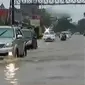 Banjir yang melanda Samarinda, Kalimantan Timur, makin meluas.