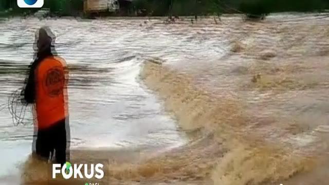 Ketinggian banjir mencapai 5 meter dan 11 rumah warga dinyatakan hilang terseret arus.