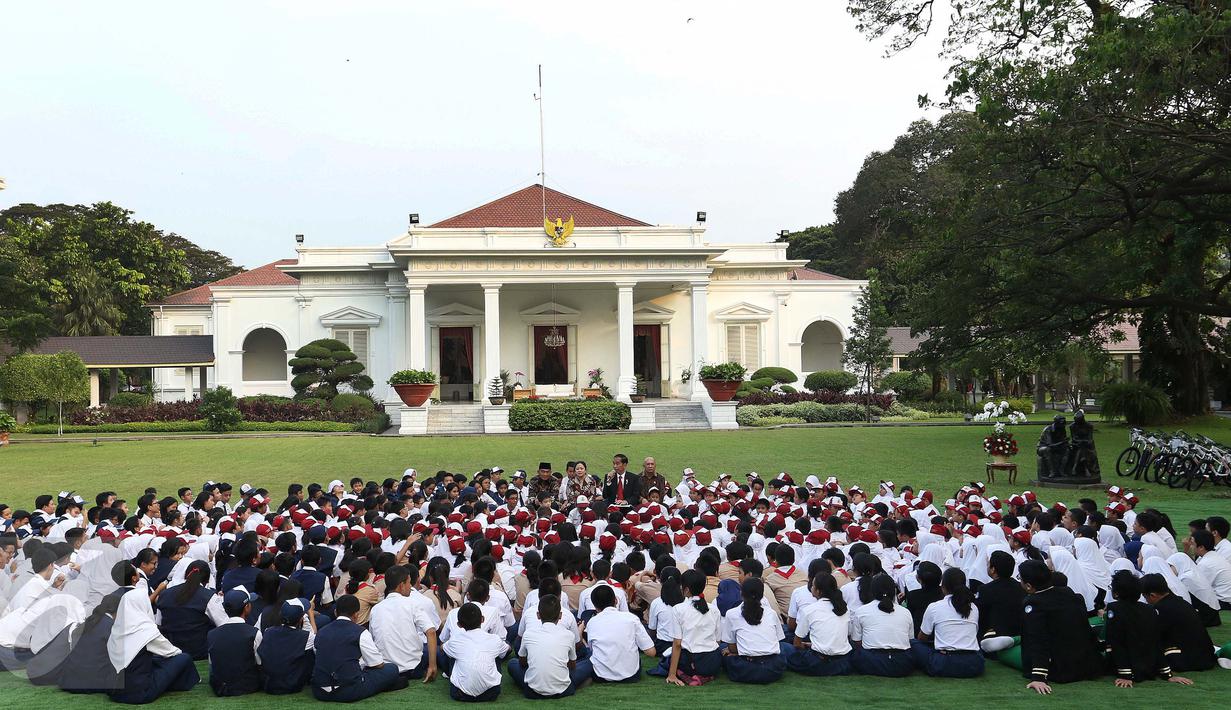 Presiden Joko Widodo saat mendongeng didepan puluhan pelajar di halaman tengah Istana, Jakarta, Rabu (17/5). Dalam kegiatan ini Jokowi mendongeng untuk anak-anak dengan cerita 'Lutung Kasarung'. (Liputan6.com/Angga Yuniar)