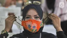 Peserta menjajal masker yang dibuat dari kain perca saat kegiatan pelatihan di Kantor Sudin Pendidikan Wilayah I, Kompleks Wali Kota Jakarta Pusat, Selasa (26/10/2021). Pelatihan ini untuk memberikan peserta keterampilan agar siap dalam mengisi kesempatan kerja. (merdeka.com/Iqbal S Nugroho)