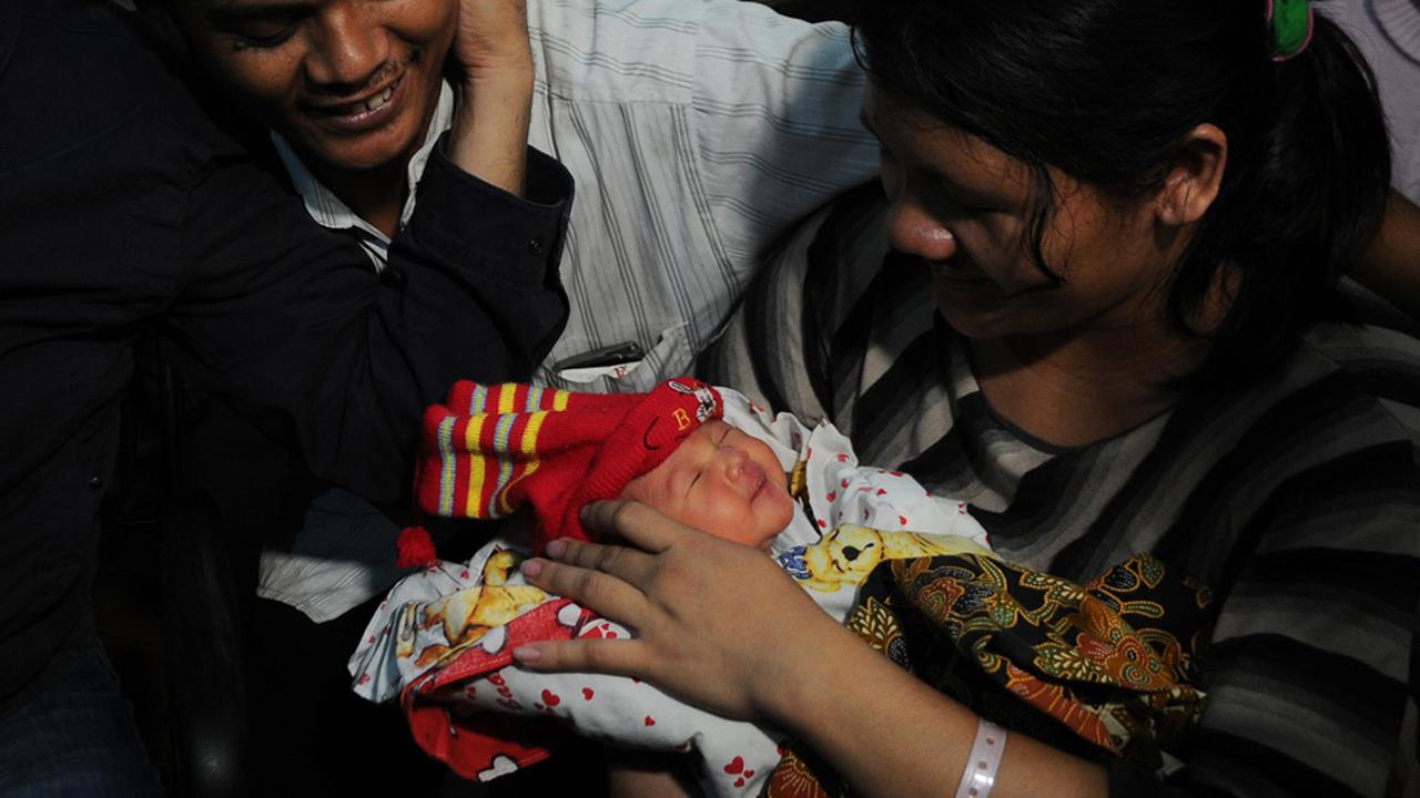 [FOTO] Ekspresi Bahagia Toni Manurung Saat Bayinya Ditemukan 