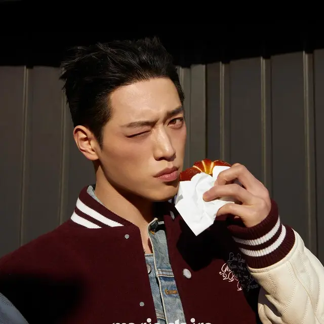 Potret Seo Kang Joon dengan Warna Mata Cokelat Terang