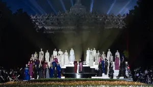 Kala Pelataran Candi Borobudur Disulap Jadi Runway Koleksi Raya Sepanjang 125 Meter