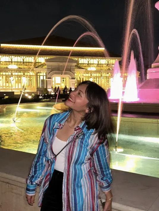 Amel Carla pul menghabiskan waktu lebaran di Surakarta. Saat jalan-jalan, ia tampil dengan kemeja panjang bermotif dipadukan tanktop putih sebagai inner. Credit: (@amelcarla)