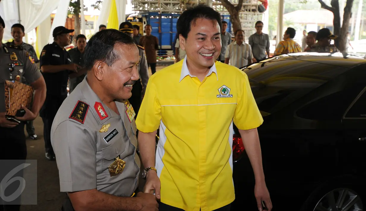 Kapolri Jenderal Pol Badrodin Haiti (kiri) bersama politisi Partai Golkar, Aziz Syamsuddin berjalan menuju ruang diskusi Mewujudkan Hukum Pidana Nasional yang Aspiratif dan KeIndonesiaan di Jakarta, Jumat (27/11/2015). (Liputan6/Helmi Fithriansyah)