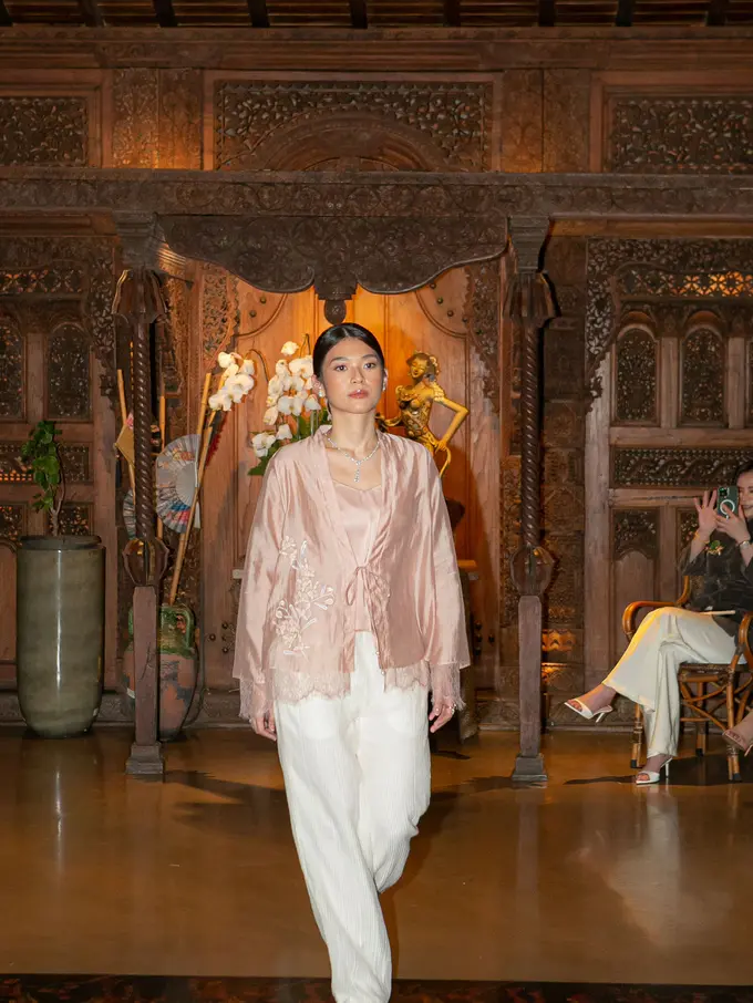 Bukan Fast Fashion, SISSAE Berkolaborasi dengan Eva Margawaty Hadirkan Koleksi Busana Raya yang Elegan