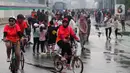 Warga bersepeda saat CFD di kawasan Bundaran HI, Jakarta, Minggu (3/7/2022). Meski sempat diguyur hujan tidak menyurutkan  masyarak untuk berolahraga di akhir pekan. (Liputan6.com/Angga Yuniar)